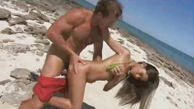 O tipo não vê a irmã há muito tempo, por isso Liga-lhe para a visitar. Mesmo no limiar, o irmão percebe que a cria se tornou muito mais sexy e se transformou de um parente em uma loira sexy. A pila dele incha e a miúda leva o tipo para dentro de casa. Lá começam melhores site video porno a beijar-se, e o tipo cai lentamente de joelhos e morde os lábios no rabo do bebé. A seguir, a beleza deleita o homem com um broche suculento na casa de banho. Já no quarto, em pé na frente dele na pose de um estilo cãozinho, ela apaixonadamente move suas ancas com um grande galo em sua cona e experimenta uma emoção. No final, um amante repentino puxa a vagina de sua irmã para o pênis e acaba nele. O Creampie juicy flui na espessura.
