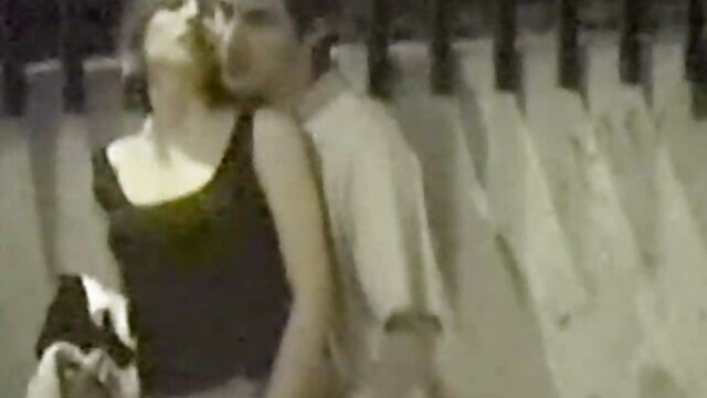 Uma loira de melhores videos porno com gostosas rabo grande com leggings levou a pila grande de um estranho pela bochecha.