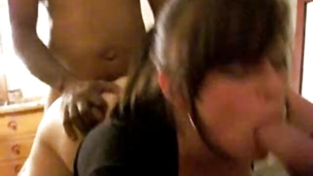 Uma mulher negra com uma tatuagem vira-se para um pau branco e recebe um creampie numa os melhores vídeo pornô em hd rata perfurada